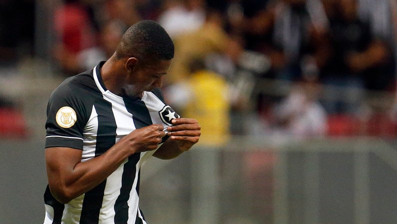 Botafogo vai assinar renovação de contrato até 2025 com Kanu nesta terça, diz repórter