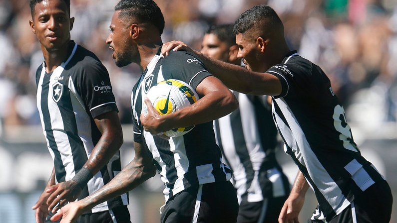 Luís Castro não pôs culpa na torcida; em construção, time do Botafogo também precisa saber lidar com empolgação