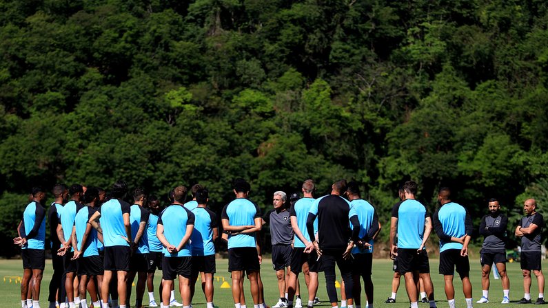 Contra o Ceilândia, Luís Castro tem oportunidade de mexer nas peças do Botafogo