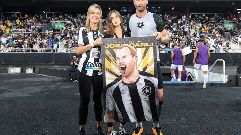 Carli celebra marca de estrangeiro com mais jogos na história do Botafogo: ‘Sou apaixonado por esse clube’
