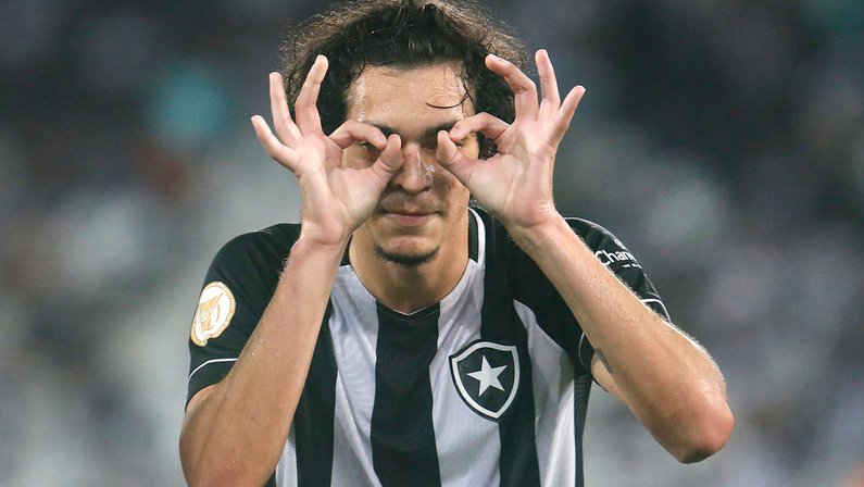 Olheiro do Real Madrid curte post sobre interesse em Matheus Nascimento, do Botafogo, e agita internet