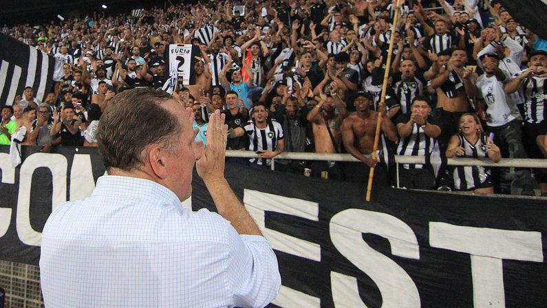 Textor revela chateação com jogos do Botafogo às segundas: ‘Tento trazer famílias e crianças, mas esses horários são horríveis para nós’