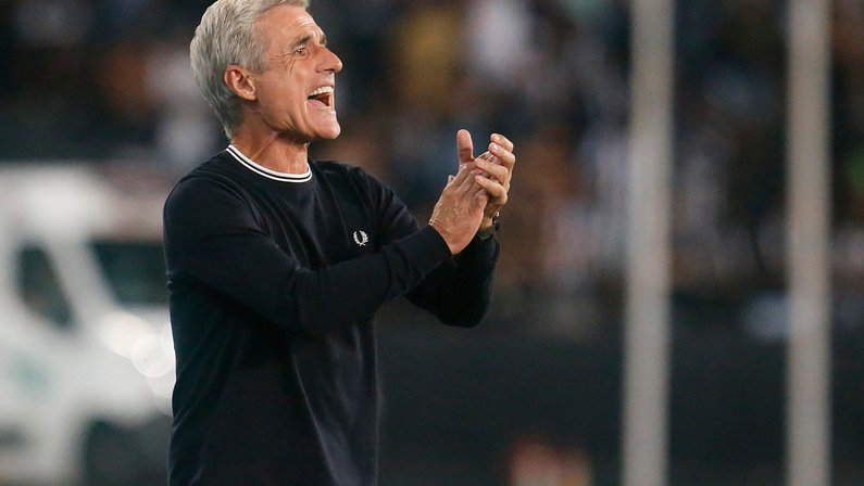 Luís Castro exalta torcedores do Botafogo em jogo ‘confuso e difícil’ contra o Fortaleza: ‘Em momento algum a torcida nos desesperou’