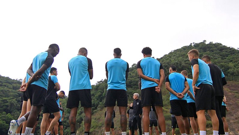 Com reforços em baixa, Botafogo enfrenta dificuldades no meio campo e busca novos nomes