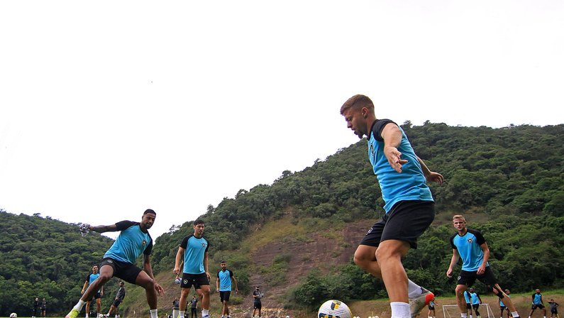 Lucas Fernandes calça chuteiras e volta a treinar com grupo no Botafogo; Erison e Lucas Piazon correm no gramado