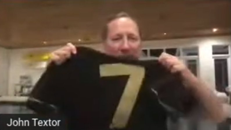 Novo uniforme? Em live, John Textor mostra camisa preta do Botafogo com número dourado