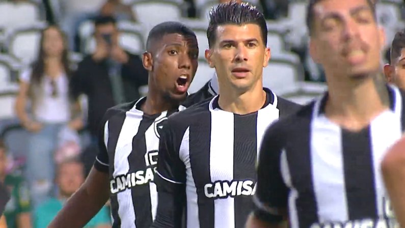 Kanu e Victor Cuesta em Coritiba x Botafogo | Campeonato Brasileiro 2022