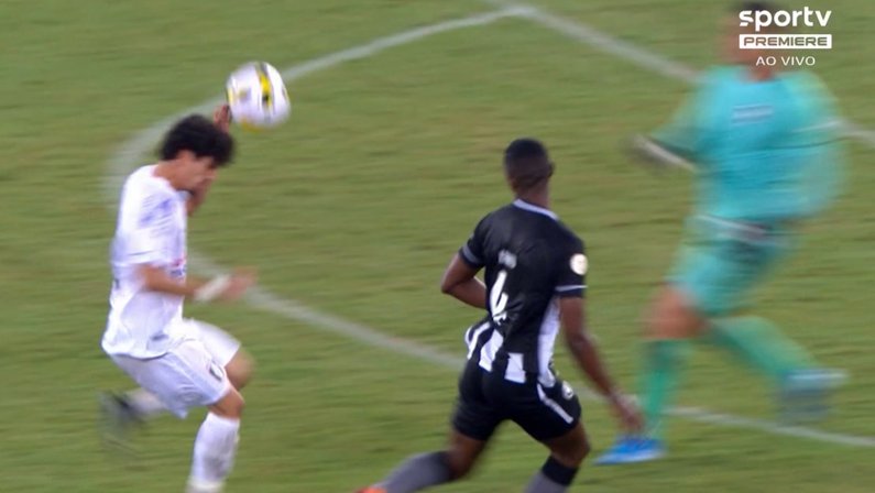 Atacante do Ceilândia toca com a mão antes de Douglas Borges, do Botafogo
