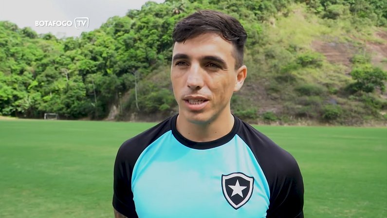 Saravia elogia evolução do Botafogo, destaca parte física e projeta duelo com América-MG: ‘Jogamos em casa ou fora da mesma maneira’