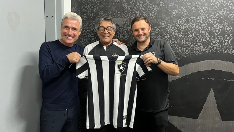 Botafogo presenteia roupeiro e fundador do Ceilândia, torcedor do Glorioso, com camisa após duelo pela Copa do Brasil