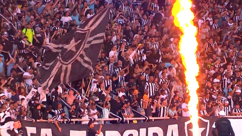 Torcida no Estádio Nilton Santos em Botafogo x Ceilândia | Copa do Brasil 2022