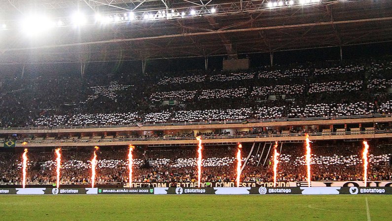 Mosaico da torcida no Estádio Nilton Santos em Botafogo x Fortaleza | Campeonato Brasileiro 2022