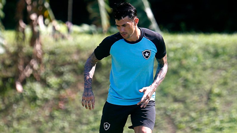 Victor Cuesta no treino do Botafogo em maio de 2022