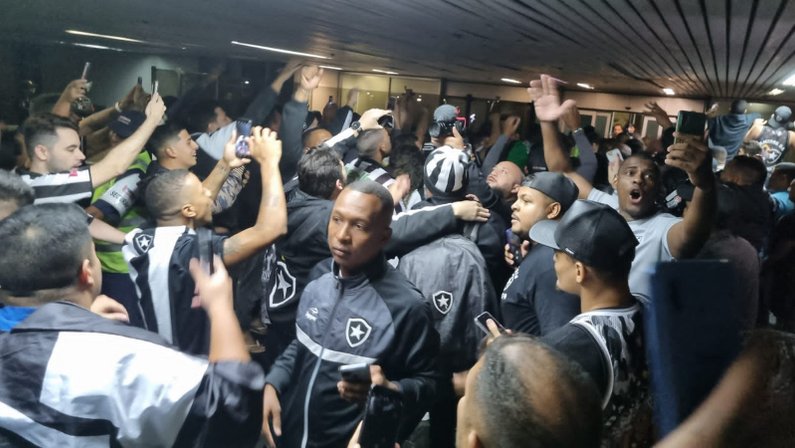 Chegada do Glorioso ao Galeão após Internacional x Botafogo | Campeonato Brasileiro 2022