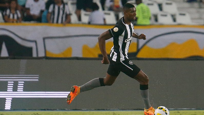 Depois do Coritiba, Bahia faz proposta por Kanu, do Botafogo: empréstimo com opção de compra