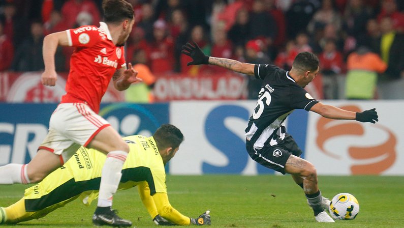 Análise: aplicação tática e aproveitamento nas bolas paradas são os destaques em virada histórica do Botafogo sobre o Inter
