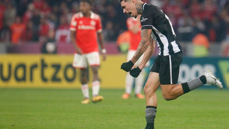 Hugo festeja primeiro gol pelo Botafogo: ‘Vai ficar marcado na minha memória para sempre’