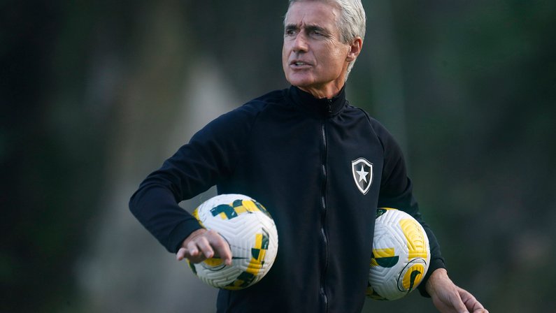 Comentarista pede paciência à torcida do Botafogo com Luís Castro: ‘Projeto é mais amplo’