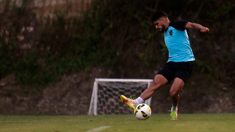 Daniel Borges treina com bola e pode ser novidade no Botafogo contra o Internacional