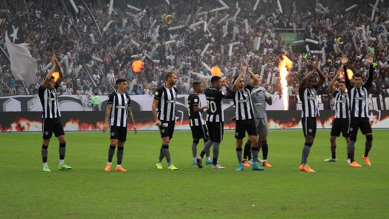 Renata Silveira e Lédio elogiam postura da torcida do Botafogo: ‘Entendeu a dificuldade do time’