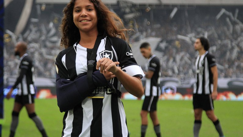 Giovanna, estrela da base do Botafogo, dá nome a projeto contra a discriminação em eventos esportivos