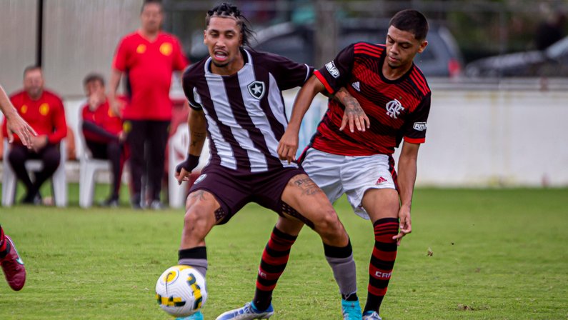 Botafogo reavalia necessidade de reforços na posição de volante; Kauê deve subir para time B