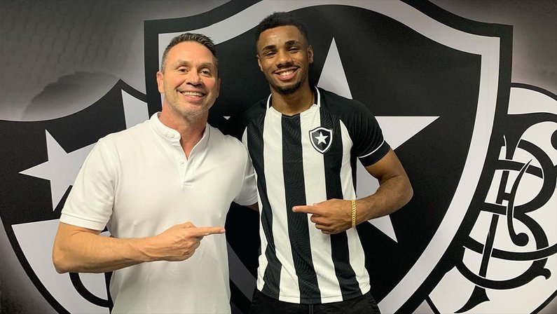 Atacante do time B, Jô vai renovar contrato com o Botafogo até abril de 2024