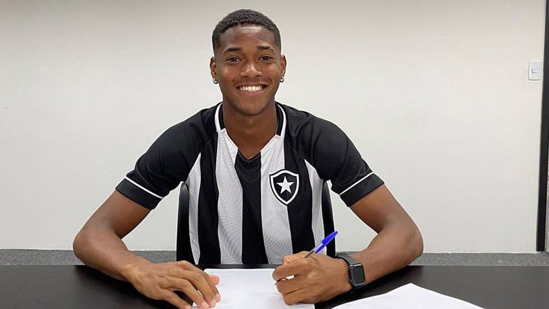 Botafogo assina primeiro contrato profissional com três jogadores do sub-20