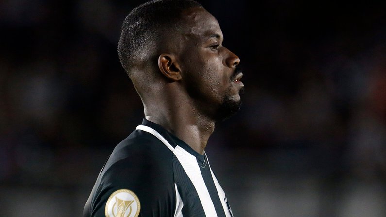 Em recuperação, Kayque realiza transição e treina com bola no Botafogo