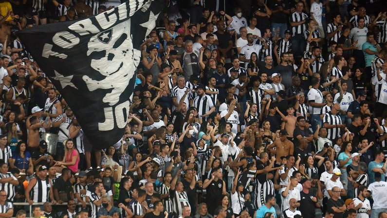 Pedrinho enaltece comportamento da torcida do Botafogo: ‘Aplaudiu entendendo o que é o processo’