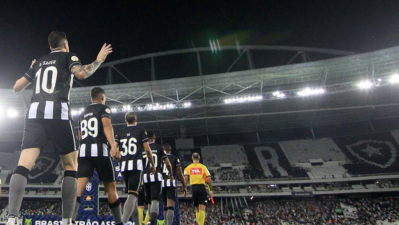 Análise: em mais uma derrota em casa, Botafogo mostra muita luta e pouco futebol contra o Atlético-MG