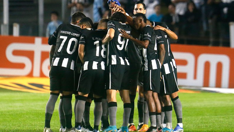 Pitacos: Botafogo evolui, mas demora de leitura de Luís Castro nos jogos preocupa; Saravia não está legal