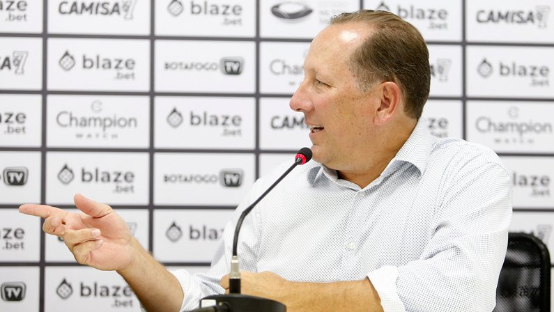 John Textor culpa tradutor e diz que não se arrependeu de nenhum reforço no Botafogo: ‘Defendo cada jogador que contratei’