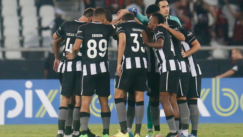 Botafogo recebe Atlético-GO e busca vencer em casa para retribuir confiança da torcida