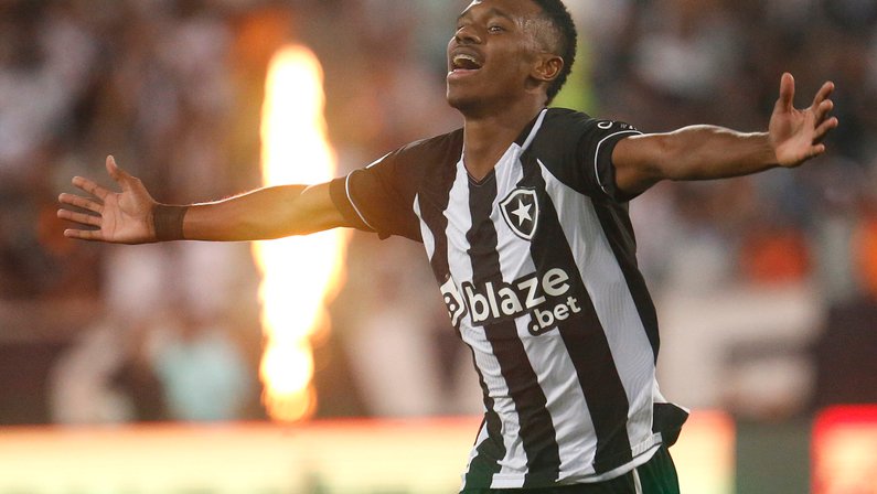 Athletico-PR tem interesse em Jeffinho, do Botafogo, e sinaliza salário maior