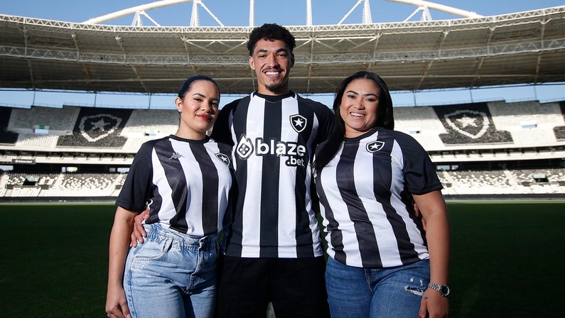 Esposa de Adryelson recorda ligação com convite do Botafogo: ‘Tivemos a comprovação de que era realmente aqui’