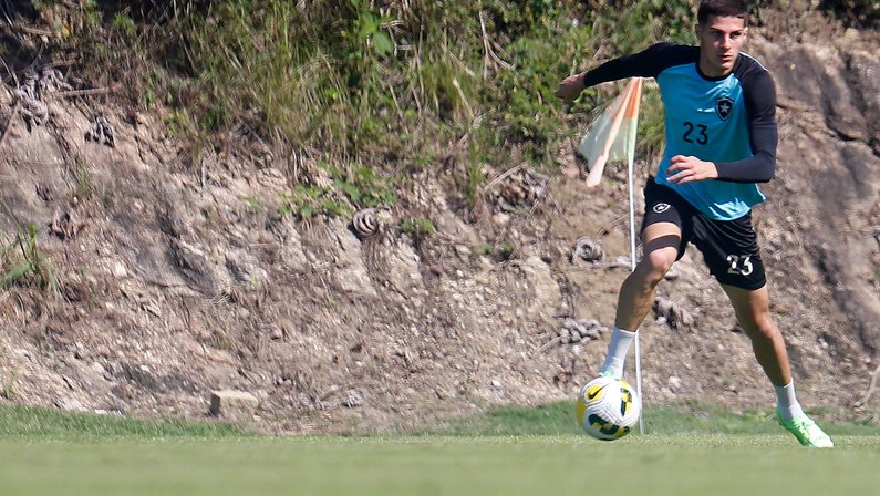 Del Piage treina com bola e pode retornar ao Botafogo contra o Corinthians