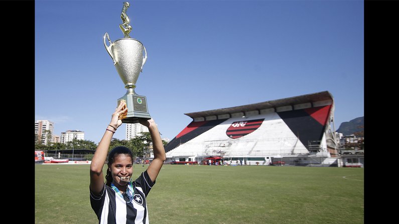 Giovanna Waksman levanta o troféu do Campeonato Metropolitano Sub-13 conquistado pelo Botafogo em cima do Flamengo na Gávea