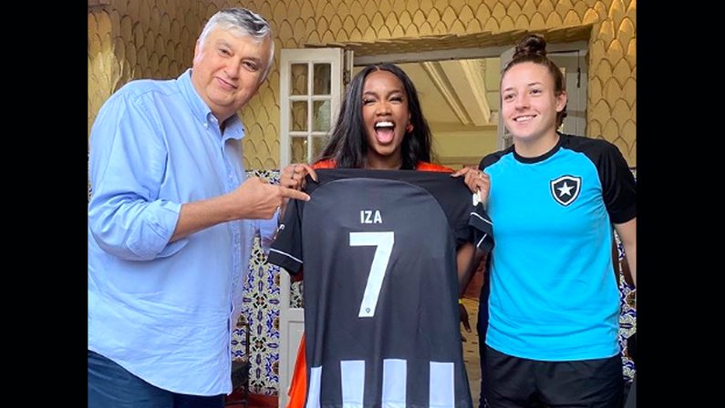 Durcesio Mello presenteia Iza com camisa do Botafogo em General Severiano