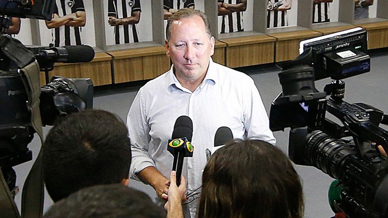 John Textor concede entrevista no novo vestiário do Botafogo no Estádio Nilton Santos
