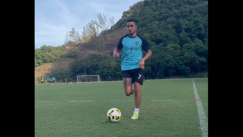 Botafogo adota cautela e projeta retorno de Rafael para agosto; lateral já está na transição