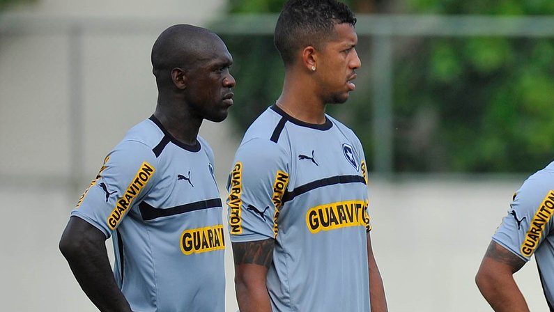 Ex-companheiro de Seedorf diz que até Ronaldinho e Kaká reclamavam de holandês e revela tensão no Botafogo: ‘Agora ele vai para a porrada’