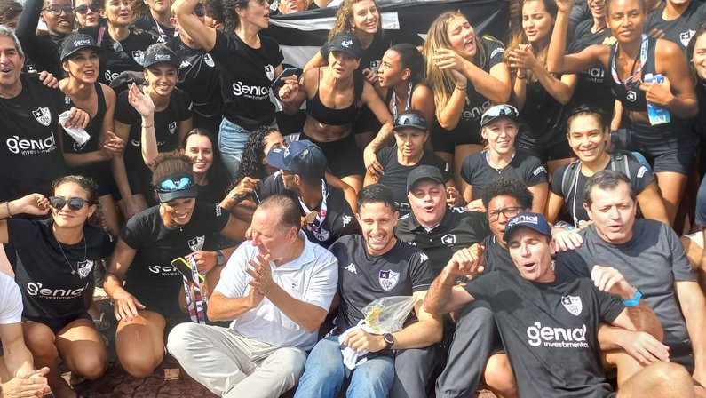 Futebol e Regatas: John Textor acompanha Botafogo de perto no fim de semana e festeja vitória no remo 