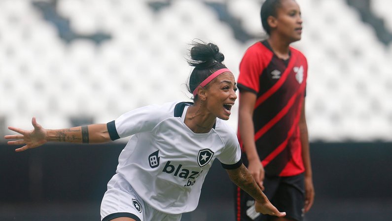 Botafogo vence Athletico-PR no fim e sai na frente por vaga na elite do Brasileiro Feminino