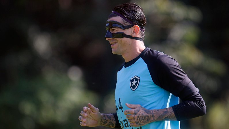Estilo Batman: Victor Cuesta treina no Botafogo com máscara de proteção