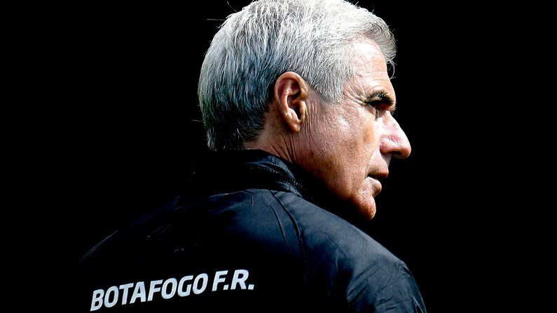 Com a confiança de John Textor, Luís Castro terá semanas decisivas no Botafogo