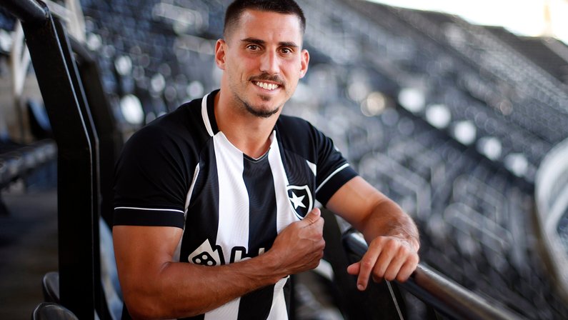 Apresentado no Botafogo, Gabriel Pires admite ‘gosto mais que especial’ e revela estar bem fisicamente: ‘Me sinto pronto já’