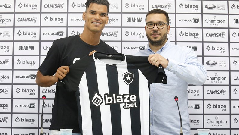 Danilo Barbosa é apresentado como reforço no Botafogo e se emociona ao lembrar perda de filha: ‘Quero voltar a jogar futebol com alegria’