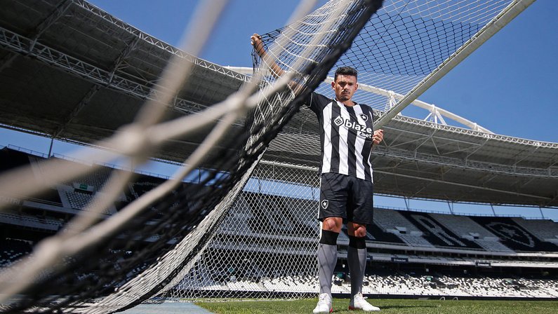 Apresentado no Botafogo, Tiquinho Soares explica apelido e trajetória e diz: ‘Estou muito feliz de vestir essa camisa’