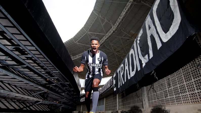 Júnior Santos agrada em treinos e pode estrear pelo Botafogo neste domingo